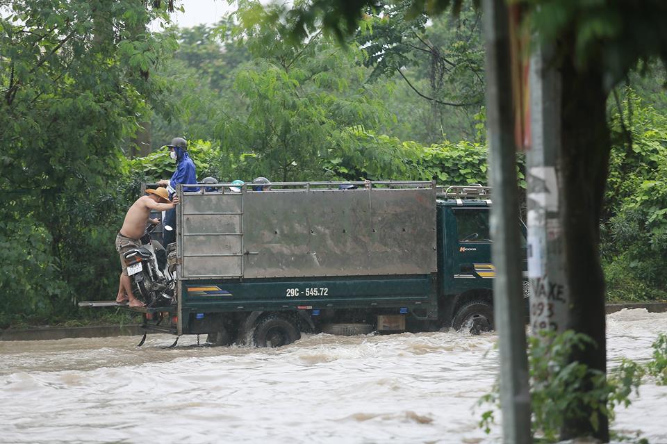 Hà Nội: Mưa suốt ngày đêm, ô tô bơi trên phố ha noi mua suot ngay dem o to boi tren pho