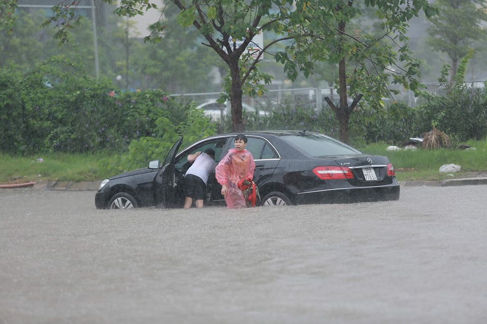 Hà Nội: Mưa suốt ngày đêm, ô tô bơi trên phố ha noi mua suot ngay dem o to boi tren pho