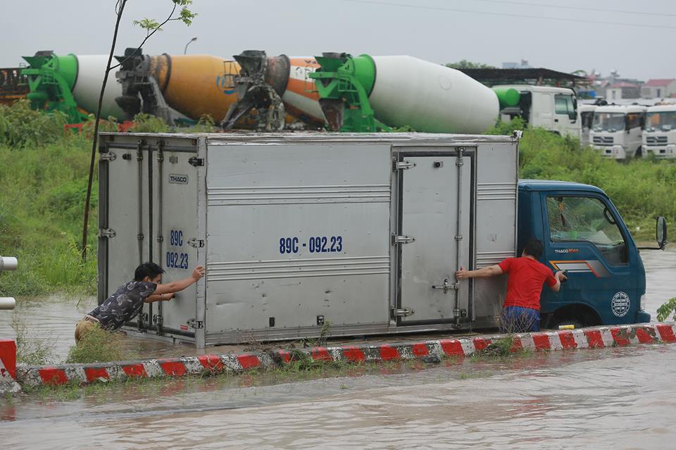 ha noi mua suot ngay dem o to boi tren pho