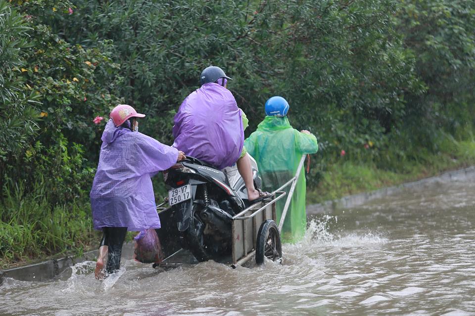 Hà Nội: Mưa suốt ngày đêm, ô tô bơi trên phố ha noi mua suot ngay dem o to boi tren pho