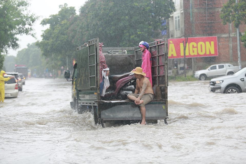 ha noi mua suot ngay dem o to boi tren pho