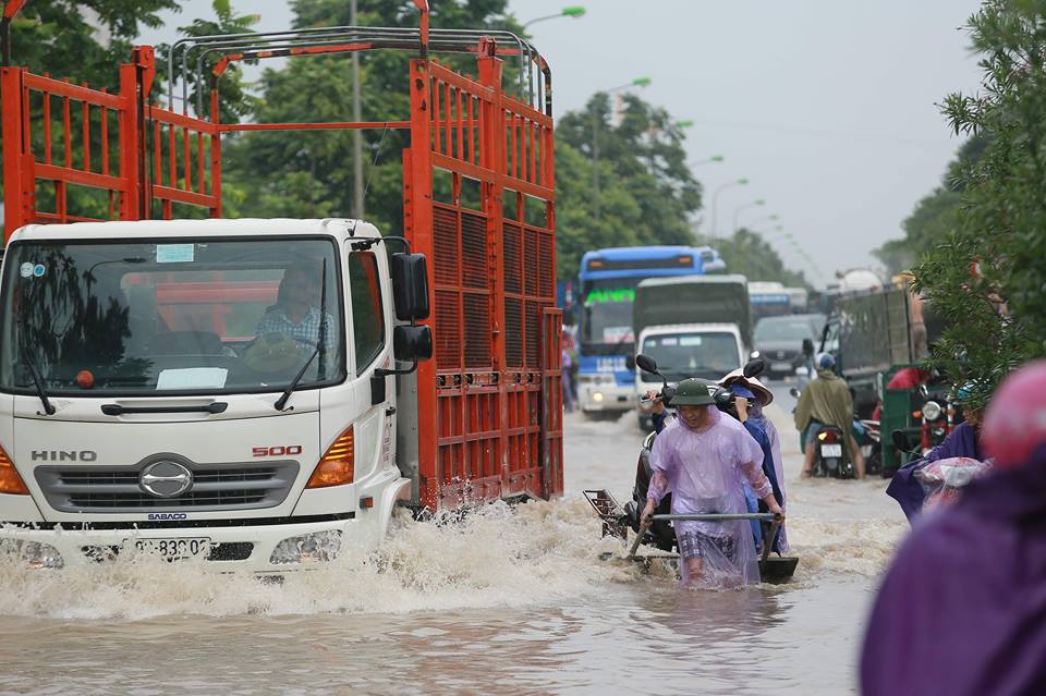Hà Nội: Mưa suốt ngày đêm, ô tô bơi trên phố ha noi mua suot ngay dem o to boi tren pho