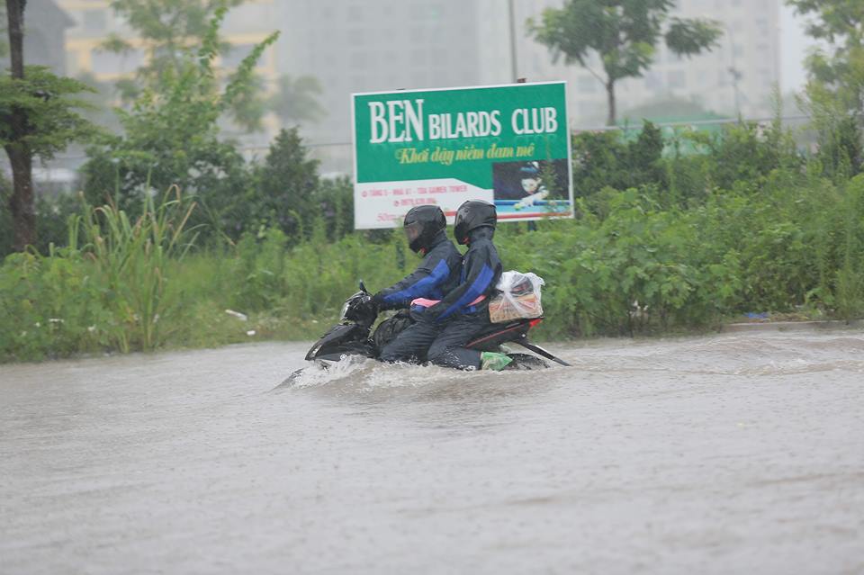 ha noi mua suot ngay dem o to boi tren pho