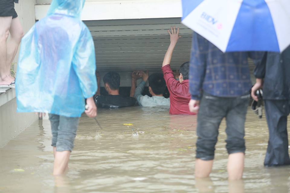 Hà Nội: Mưa suốt ngày đêm, ô tô bơi trên phố ha noi mua suot ngay dem o to boi tren pho