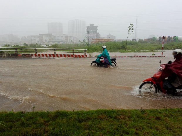 Hà Nội: Mưa suốt ngày đêm, ô tô bơi trên phố ha noi mua suot ngay dem o to boi tren pho
