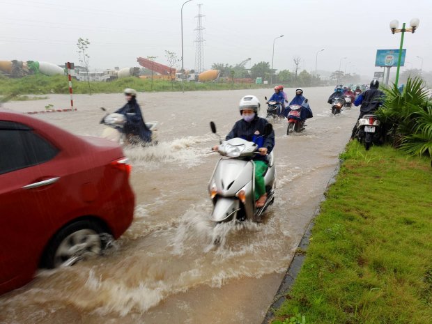 ha noi mua suot ngay dem o to boi tren pho