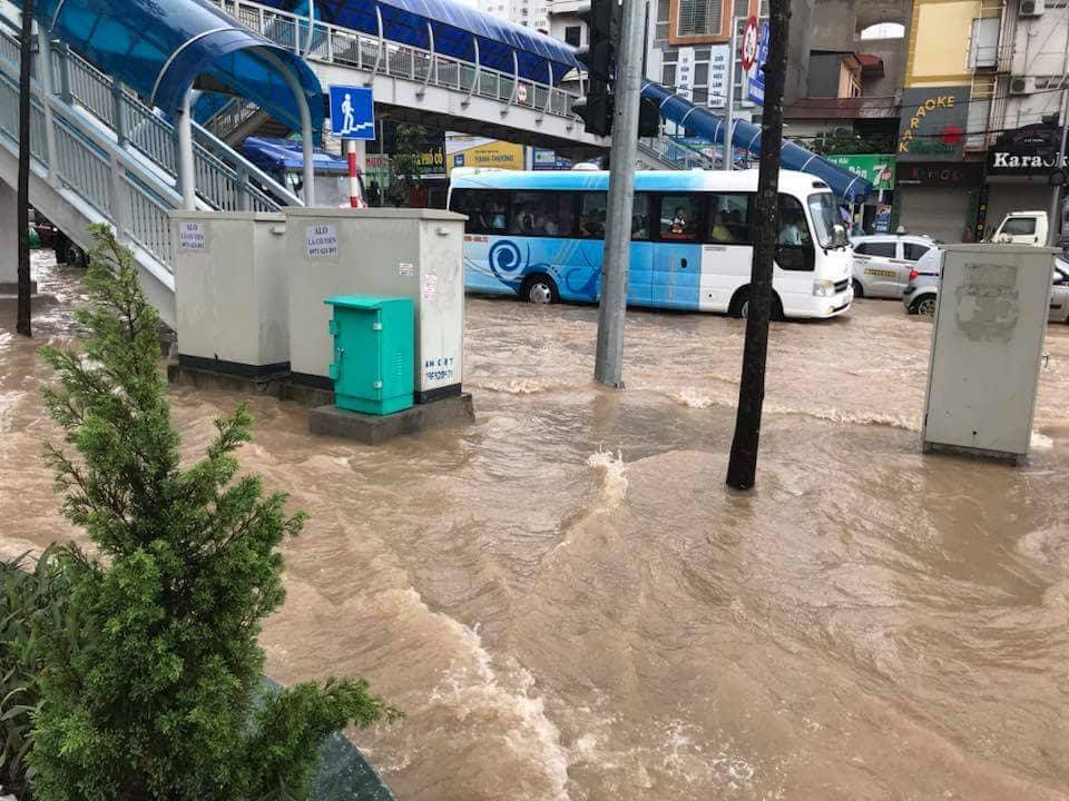 Hà Nội: Mưa suốt ngày đêm, ô tô bơi trên phố ha noi mua suot ngay dem o to boi tren pho