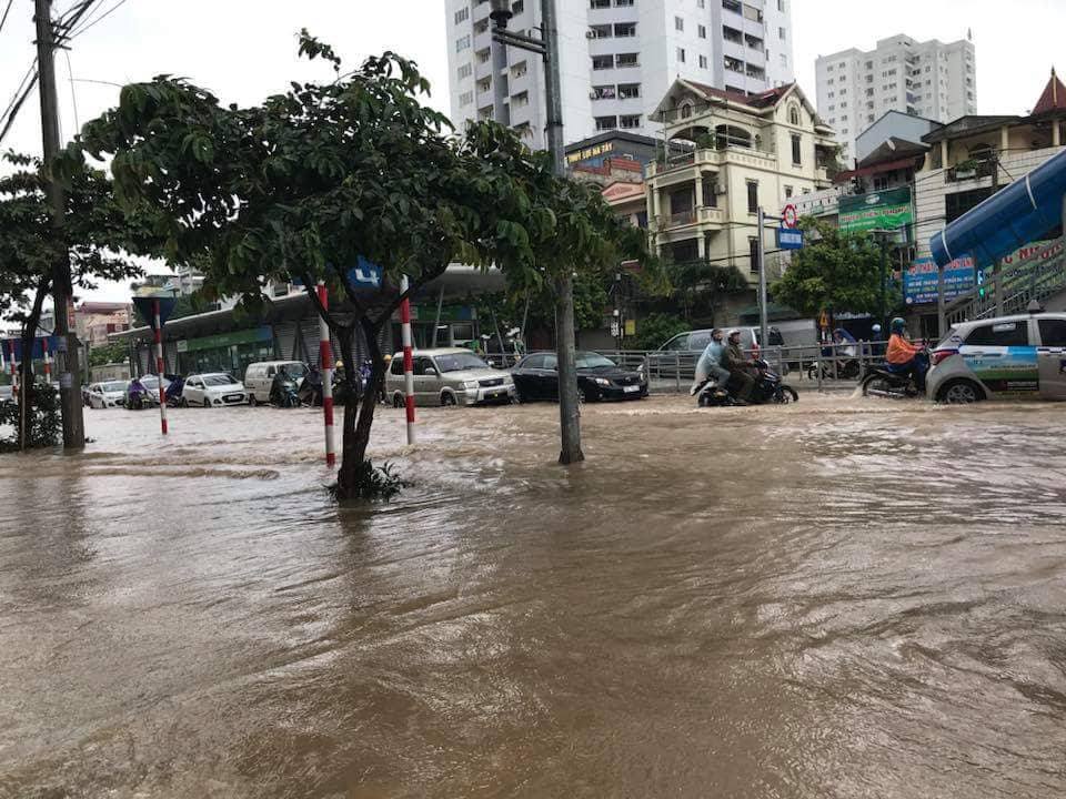 ha noi mua suot ngay dem o to boi tren pho