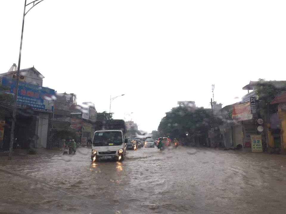 Hà Nội: Mưa suốt ngày đêm, ô tô bơi trên phố ha noi mua suot ngay dem o to boi tren pho
