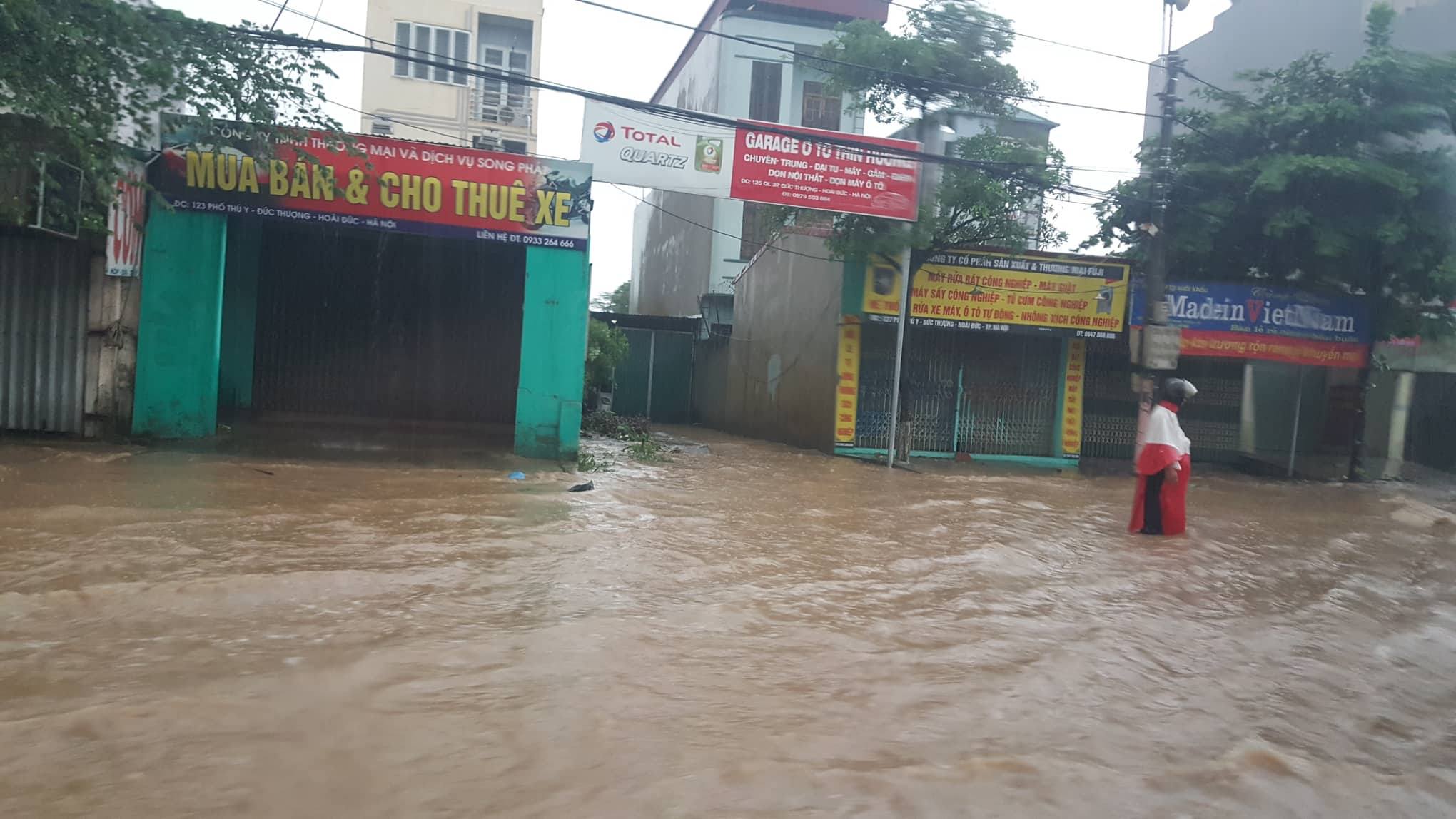 Hà Nội: Mưa suốt ngày đêm, ô tô bơi trên phố ha noi mua suot ngay dem o to boi tren pho
