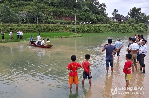 nghe an dung thuyen ruoc dau ngay tren duong lang