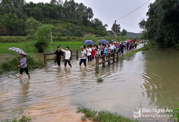 nghe an dung thuyen ruoc dau ngay tren duong lang
