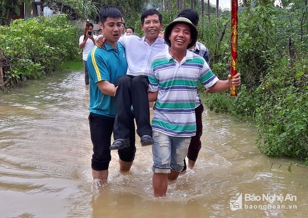 nghe an dung thuyen ruoc dau ngay tren duong lang
