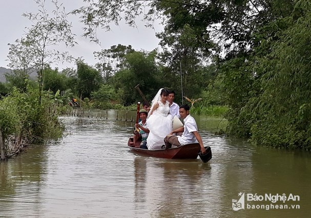 nghe an dung thuyen ruoc dau ngay tren duong lang