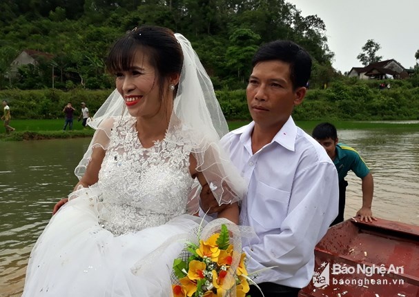 nghe an dung thuyen ruoc dau ngay tren duong lang