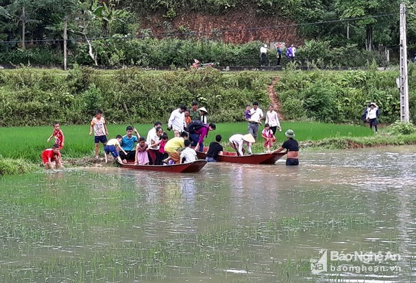 nghe an dung thuyen ruoc dau ngay tren duong lang