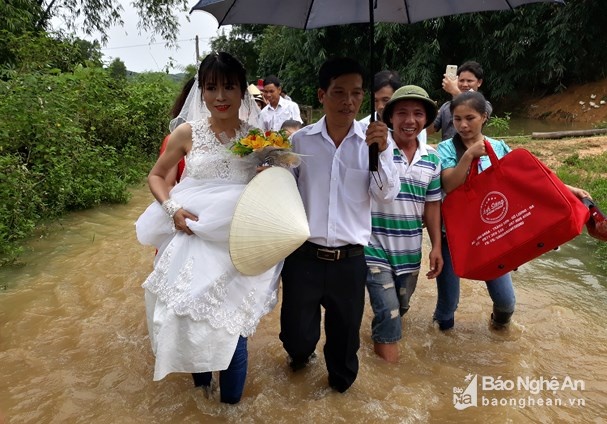 nghe an dung thuyen ruoc dau ngay tren duong lang