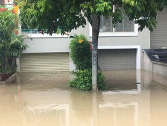 Hàng loạt biệt thự 'ngắc ngoải' sau cơn mưa lớn ở Hà Nội