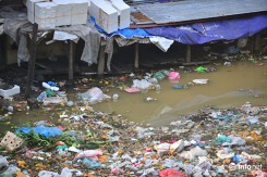 Nước dâng cao rác vào tận nhà, người dân phải chèo thuyền đi vớt