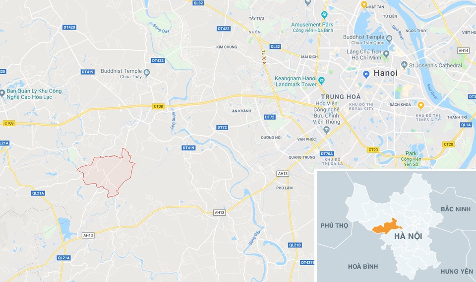 trai trang treu dua xe co dang co bang qua duong ngap nuoc
