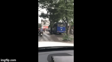 choang canh xe khach chen lan tren via he voi xe may o ha noi