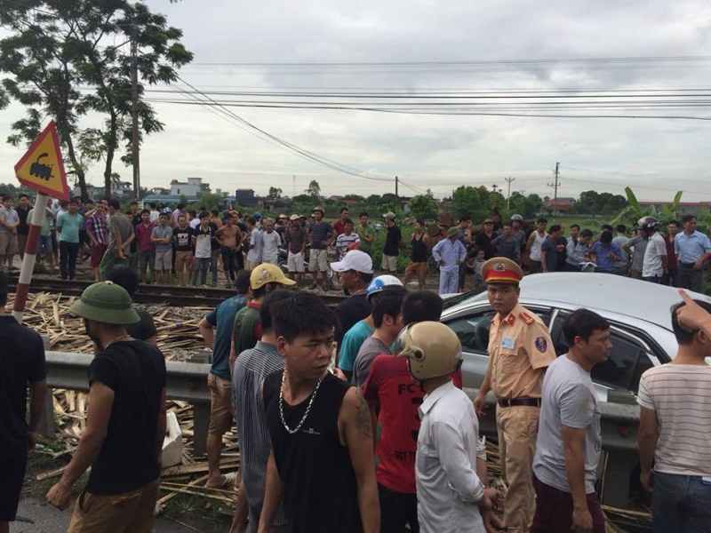 bo truong gtvt phe binh nganh duong sat nam dinh lai xay ra tai nan 4 nguoi thuong vong