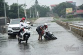 Sóng dồn dập đẩy người ngã dúi dụi, ướt sũng nơi rốn lũ