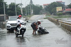 Sóng dồn dập đẩy người ngã dúi dụi, ướt sũng nơi rốn lũ