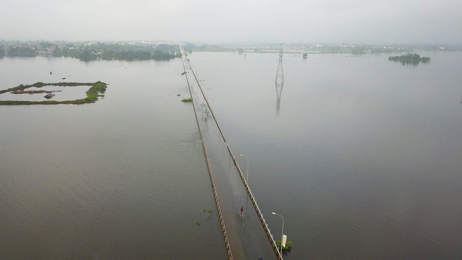Đường 'xuyên biển' ở Hà Nội thông xe sau nửa tháng chìm trong nước lụt duong xuyen bien o ha noi thong xe sau nua thang chim trong nuoc lut