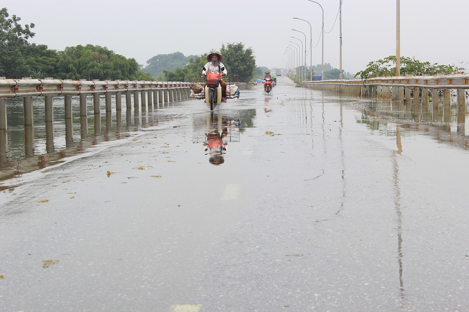 Đường 'xuyên biển' ở Hà Nội thông xe sau nửa tháng chìm trong nước lụt duong xuyen bien o ha noi thong xe sau nua thang chim trong nuoc lut
