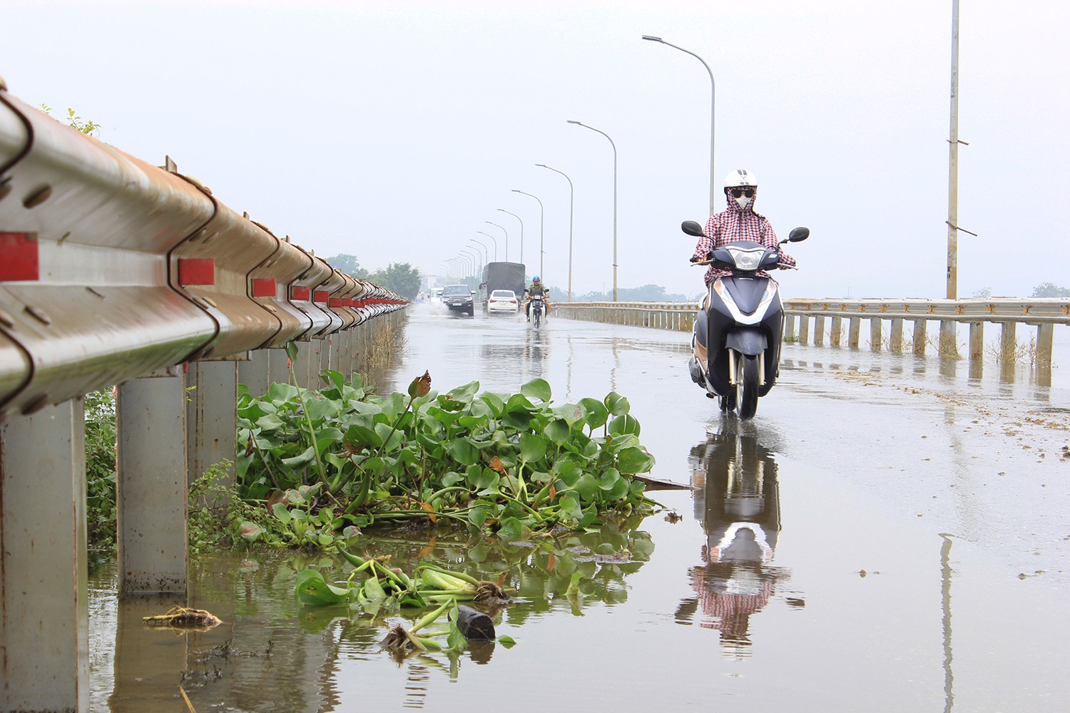 Đường 'xuyên biển' ở Hà Nội thông xe sau nửa tháng chìm trong nước lụt duong xuyen bien o ha noi thong xe sau nua thang chim trong nuoc lut