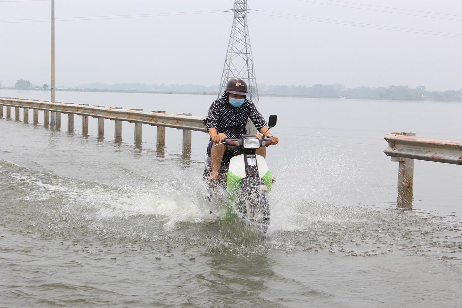 Đường 'xuyên biển' ở Hà Nội thông xe sau nửa tháng chìm trong nước lụt duong xuyen bien o ha noi thong xe sau nua thang chim trong nuoc lut