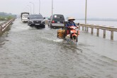 Đường 'xuyên biển' ở Hà Nội thông xe sau nửa tháng chìm trong nước lụt