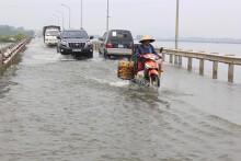 Đường 'xuyên biển' ở Hà Nội thông xe sau nửa tháng chìm trong nước lụt