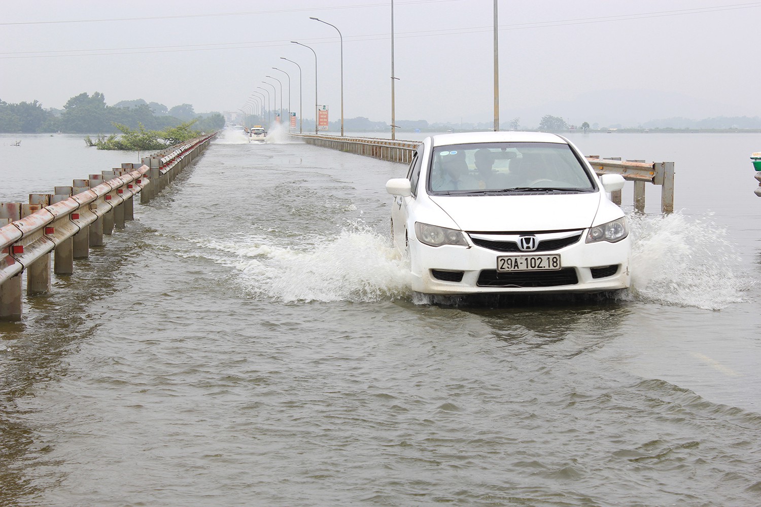 Đường 'xuyên biển' ở Hà Nội thông xe sau nửa tháng chìm trong nước lụt duong xuyen bien o ha noi thong xe sau nua thang chim trong nuoc lut