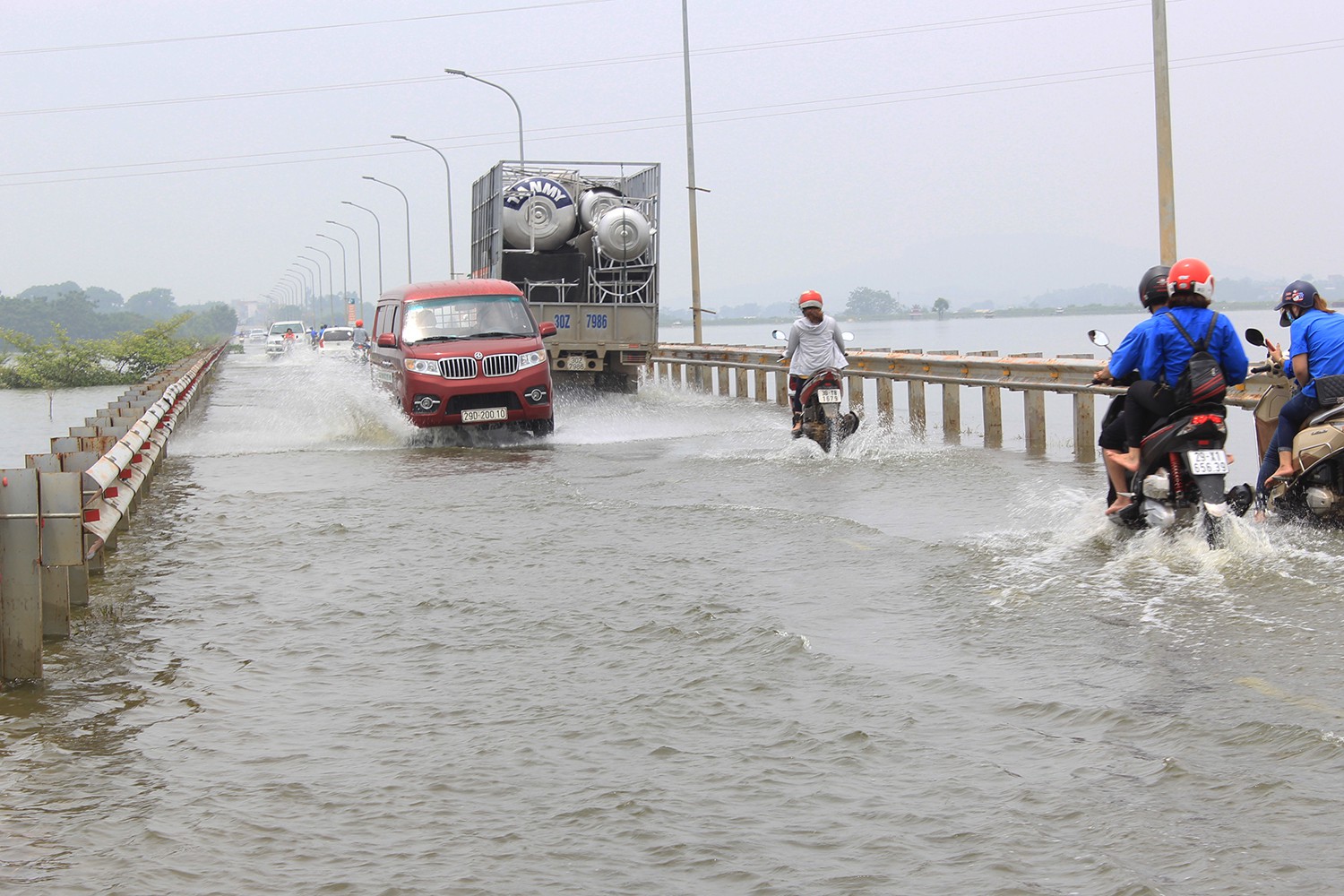 Đường 'xuyên biển' ở Hà Nội thông xe sau nửa tháng chìm trong nước lụt duong xuyen bien o ha noi thong xe sau nua thang chim trong nuoc lut