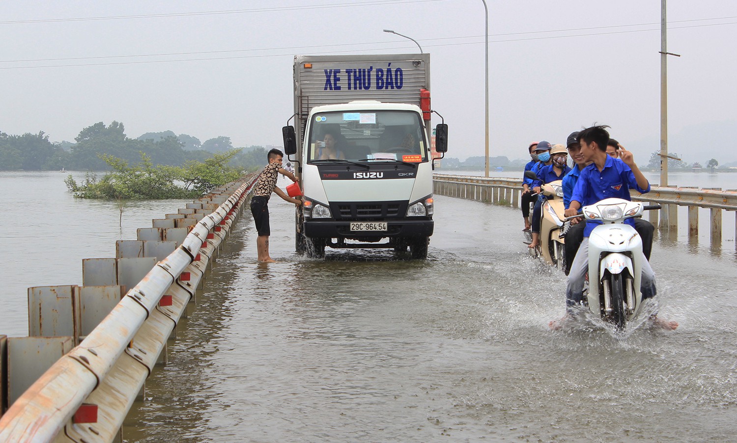 Đường 'xuyên biển' ở Hà Nội thông xe sau nửa tháng chìm trong nước lụt duong xuyen bien o ha noi thong xe sau nua thang chim trong nuoc lut