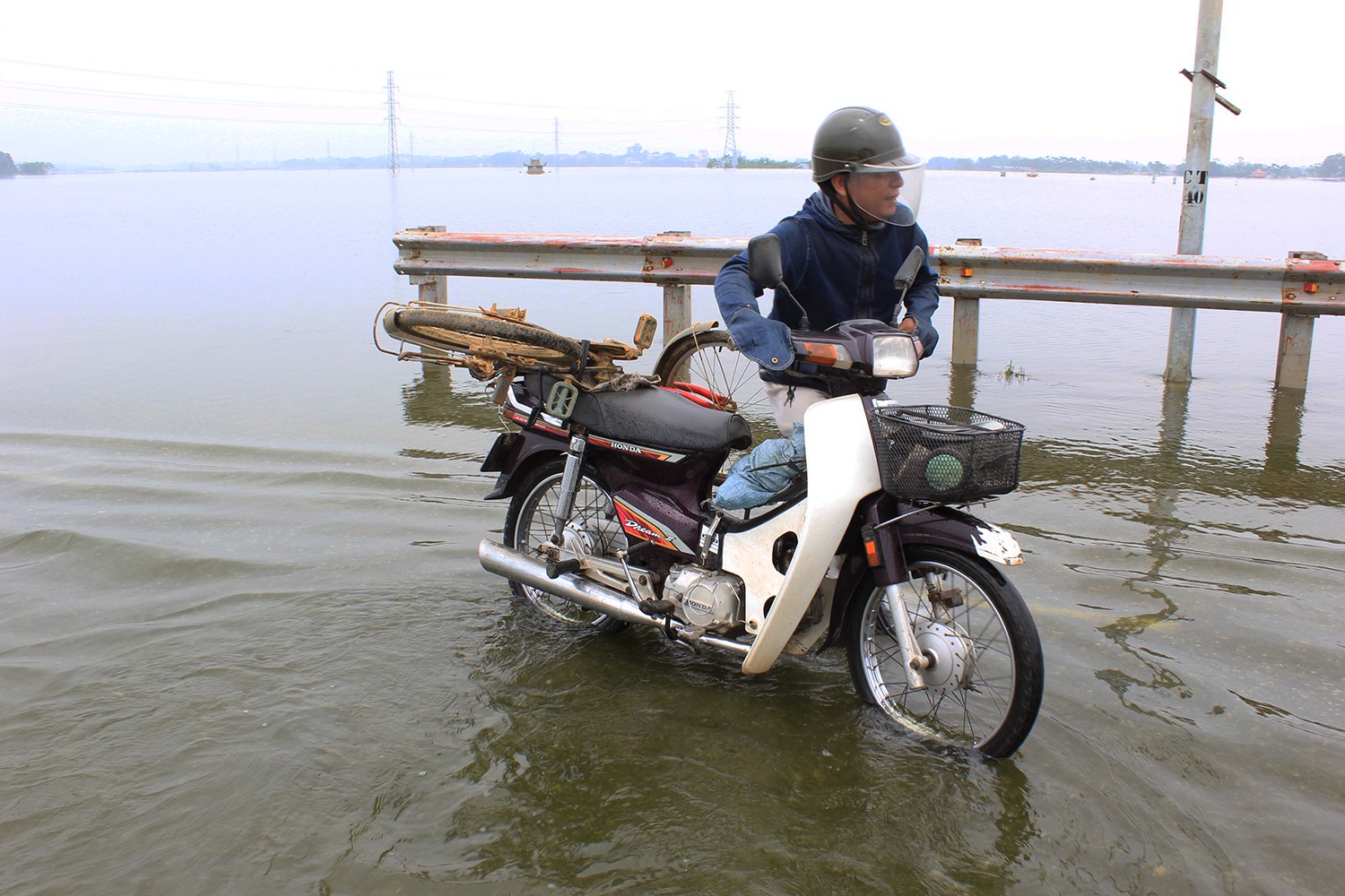 Đường 'xuyên biển' ở Hà Nội thông xe sau nửa tháng chìm trong nước lụt duong xuyen bien o ha noi thong xe sau nua thang chim trong nuoc lut