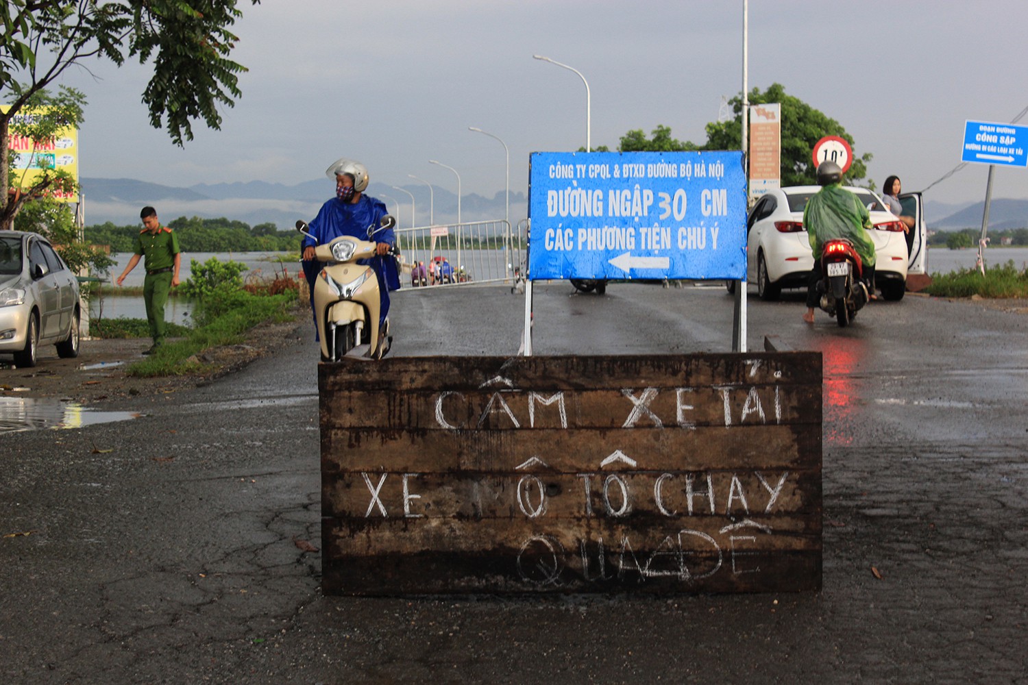 Đường 'xuyên biển' ở Hà Nội thông xe sau nửa tháng chìm trong nước lụt duong xuyen bien o ha noi thong xe sau nua thang chim trong nuoc lut