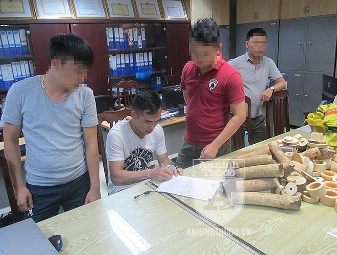 Cận cảnh lượng ngà voi 'khủng' vừa bị Công an TP Hà Nội thu giữ can canh luong nga voi khung vua bi cong an tp ha noi thu giu