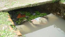 Đi xe đạp điện ngã xuống cống, cháu bé bị nước lũ cuốn trôi ở Sơn La