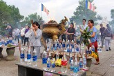 Người dân Huế cắm hương trên chai nước khi đi lễ