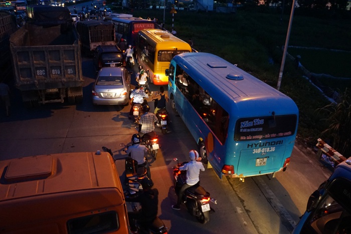 nguoi chan xe o to gia chet ngan tram thu phi ql5 xa tram