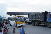 tai xe dung tien 200 dong mua phi qua bot ql5 giao thong un tac