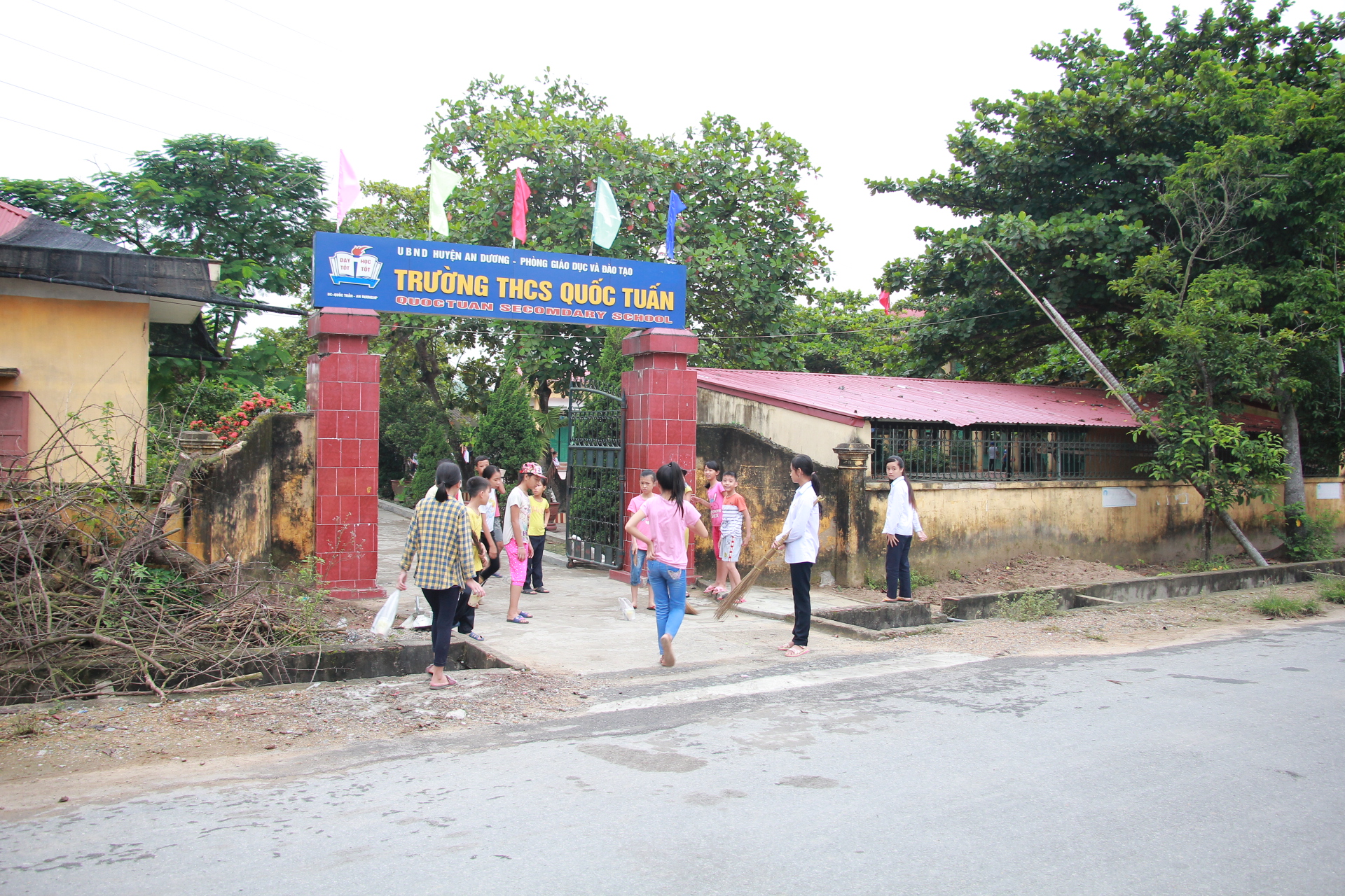 hai phong vu co giao tu tu nghi vi bi ep chuyen truong ubnd huyen len tieng