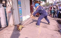cho tha rong dinh tan cong nhan vien san bat thi bi loi len xe thung