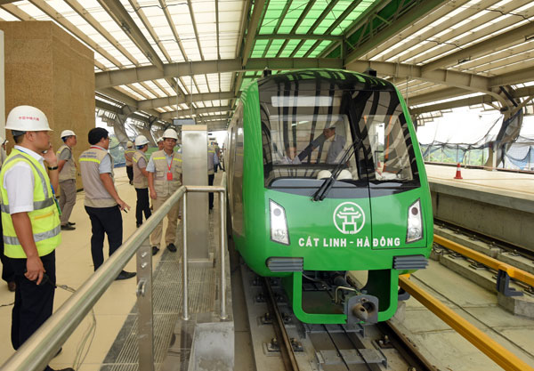 Toàn cảnh đoàn tàu đường sắt trên cao Cát Linh - Hà Đông toan canh doan tau duong sat tren cao cat linh ha dong