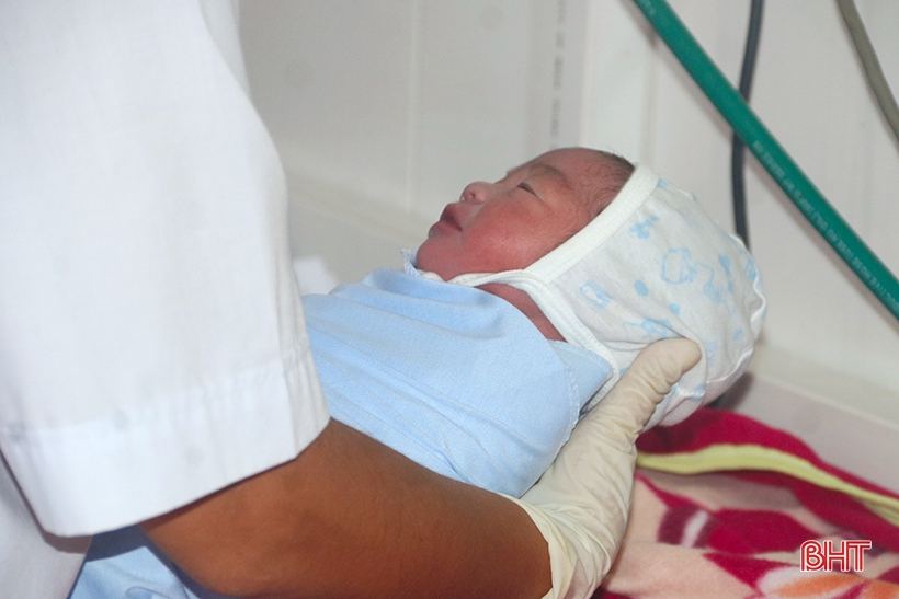 em be ha tinh sinh ngay 29 duoc dat ten quoc khanh