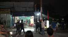 Người đàn ông nghi ngáo đá, khỏa thân leo nóc nhà