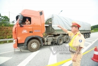 o to mac ket trong ngo nho tai xe tai mat vi hanh dong cua nguoi phu nu